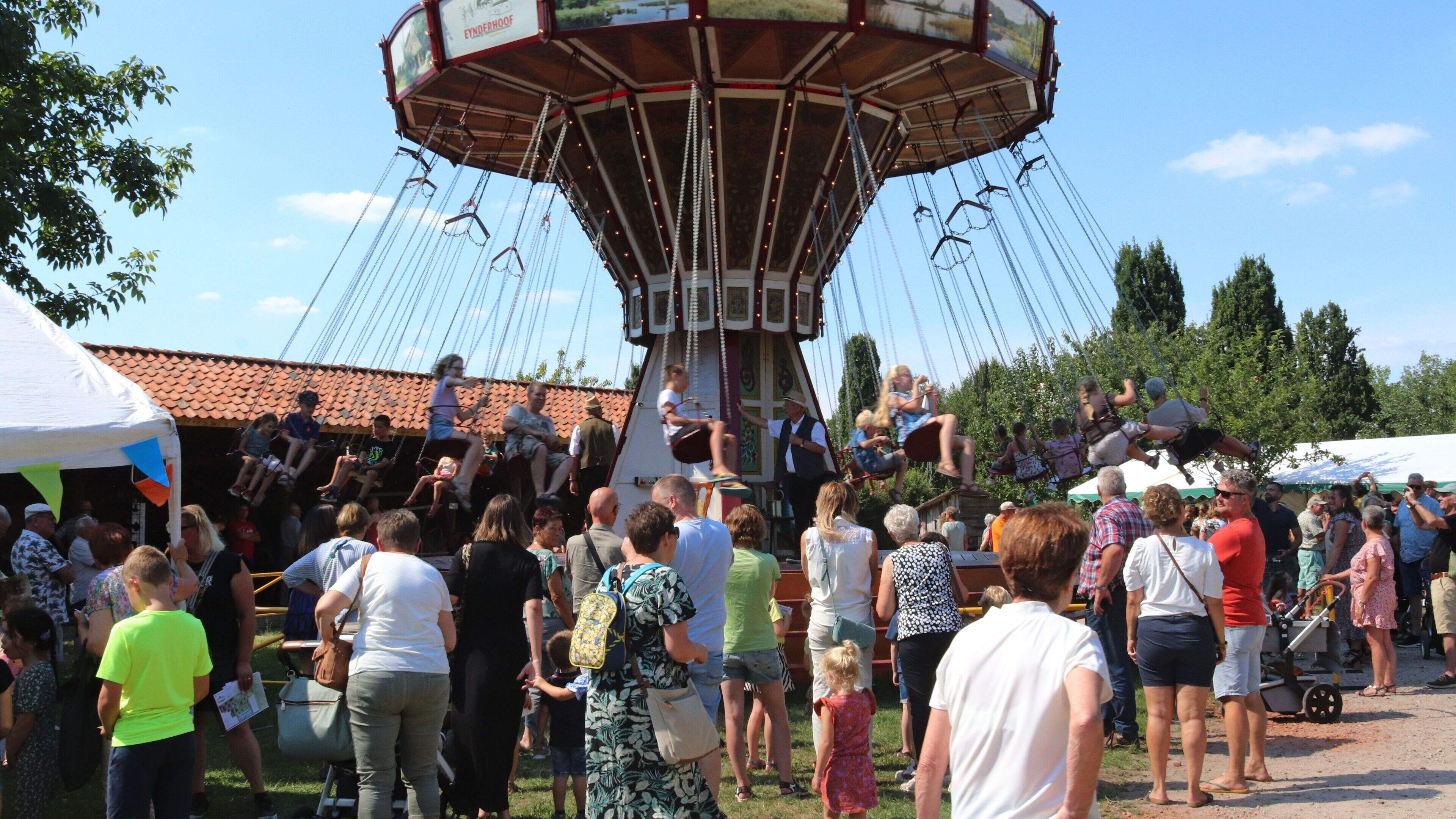 Attracties én prijzen uit vervlogen tijden op nostalgische kermis in openluchtmuseum Eynderhoof in N